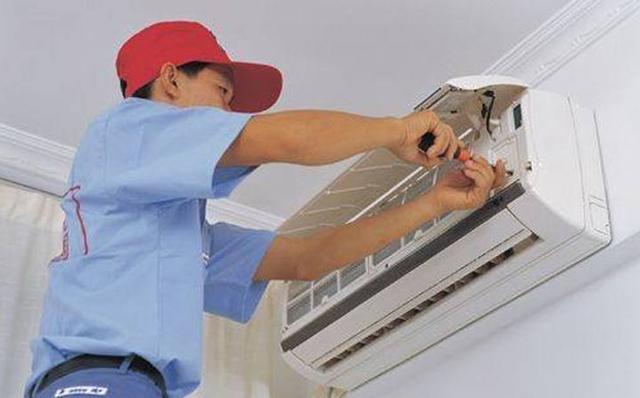 空調(diào)清理過(guò)程中德國(guó)伊卡防墜器進(jìn)行安全保護(hù)